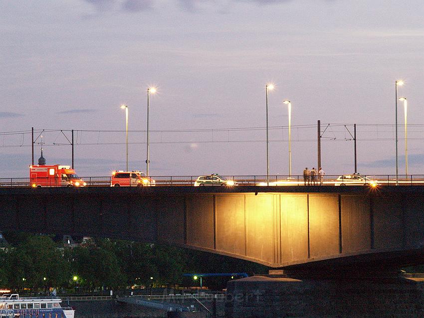 Lebensmueder mit Pistole Koeln Deutzer Bruecke P79.JPG